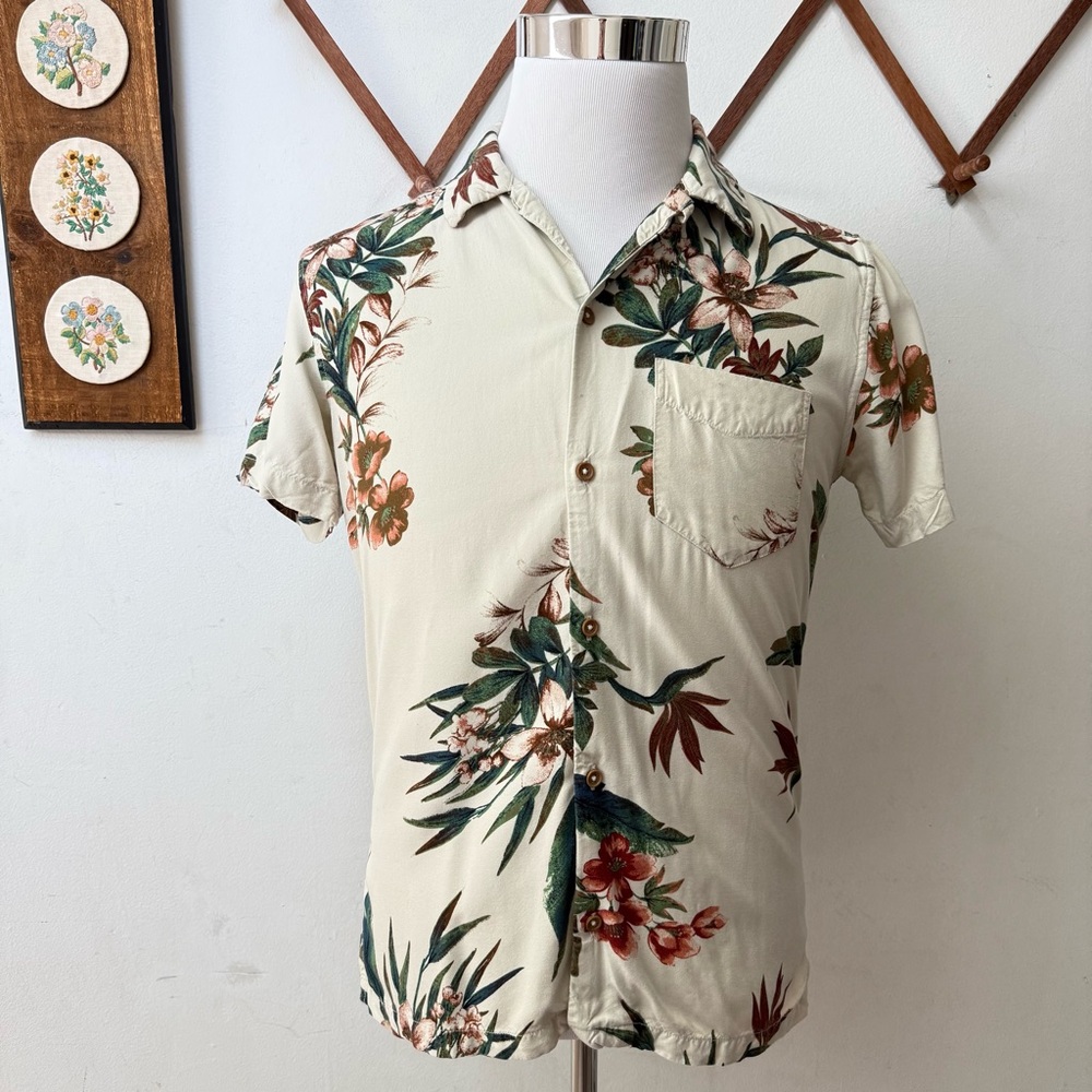 Aeropostale Tropical Floral Print Button Up Shirt